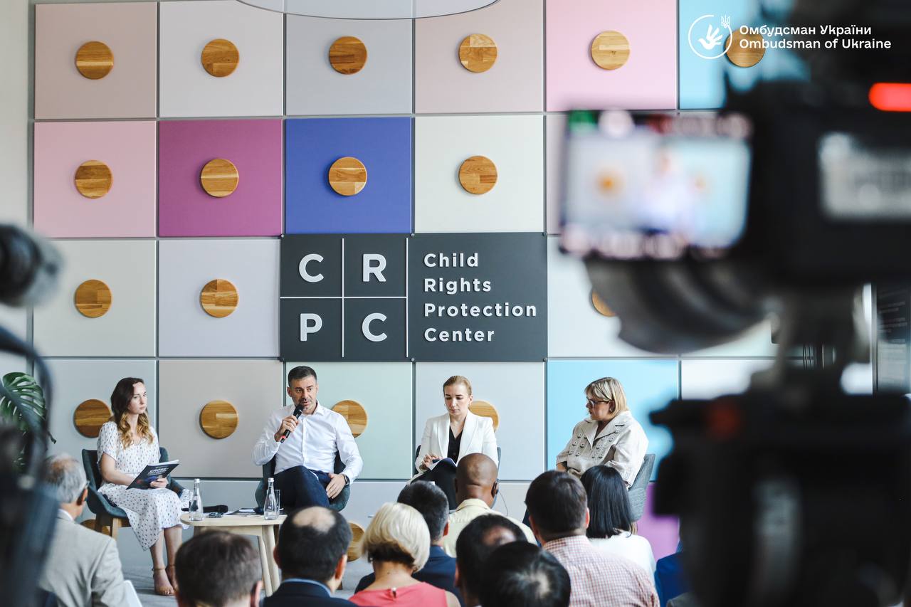 Спеціальний звіт висвітлює зусилля Росії зі стирання ідентичності українських дітей на міжнародній презентації