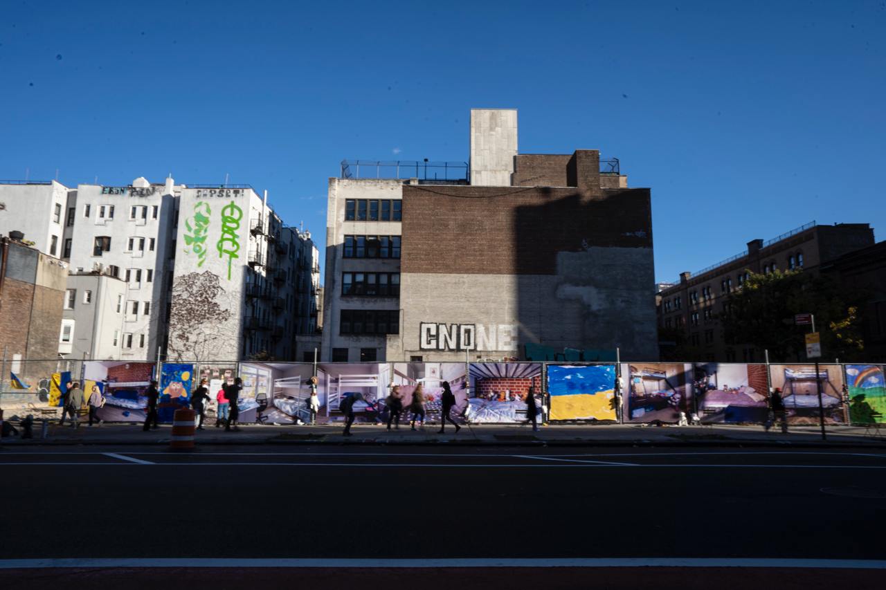 У Нью-Йорку проходить інсталяція “Порожні ліжка”, що проливає світло на українських дітей, депортованих з їхніх домівок